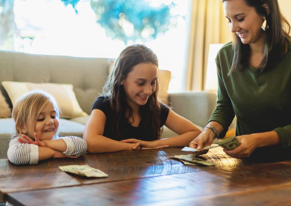 Mom counts out cash allowance to two daughters